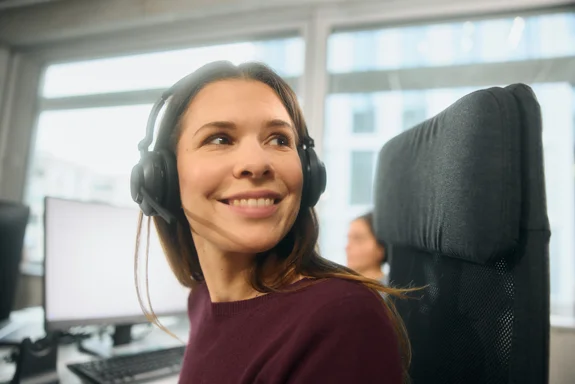 Eine lächelnde Frau mit Headset