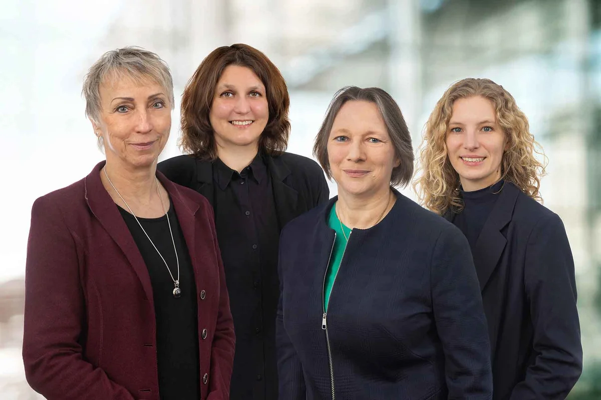 drei Frauen stehen nebeneinander