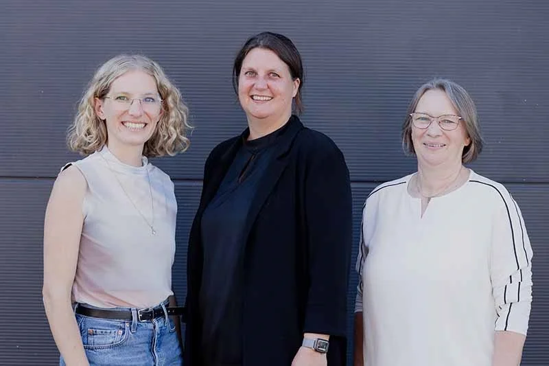 Das IBB-Vorstandsteam ist stolz! Der IBB-Vorstand bestehend aus Katrin Witte (Vorsitzende, Mitte), Lea Tornow (links) und Sabine Ulrichs (rechts)